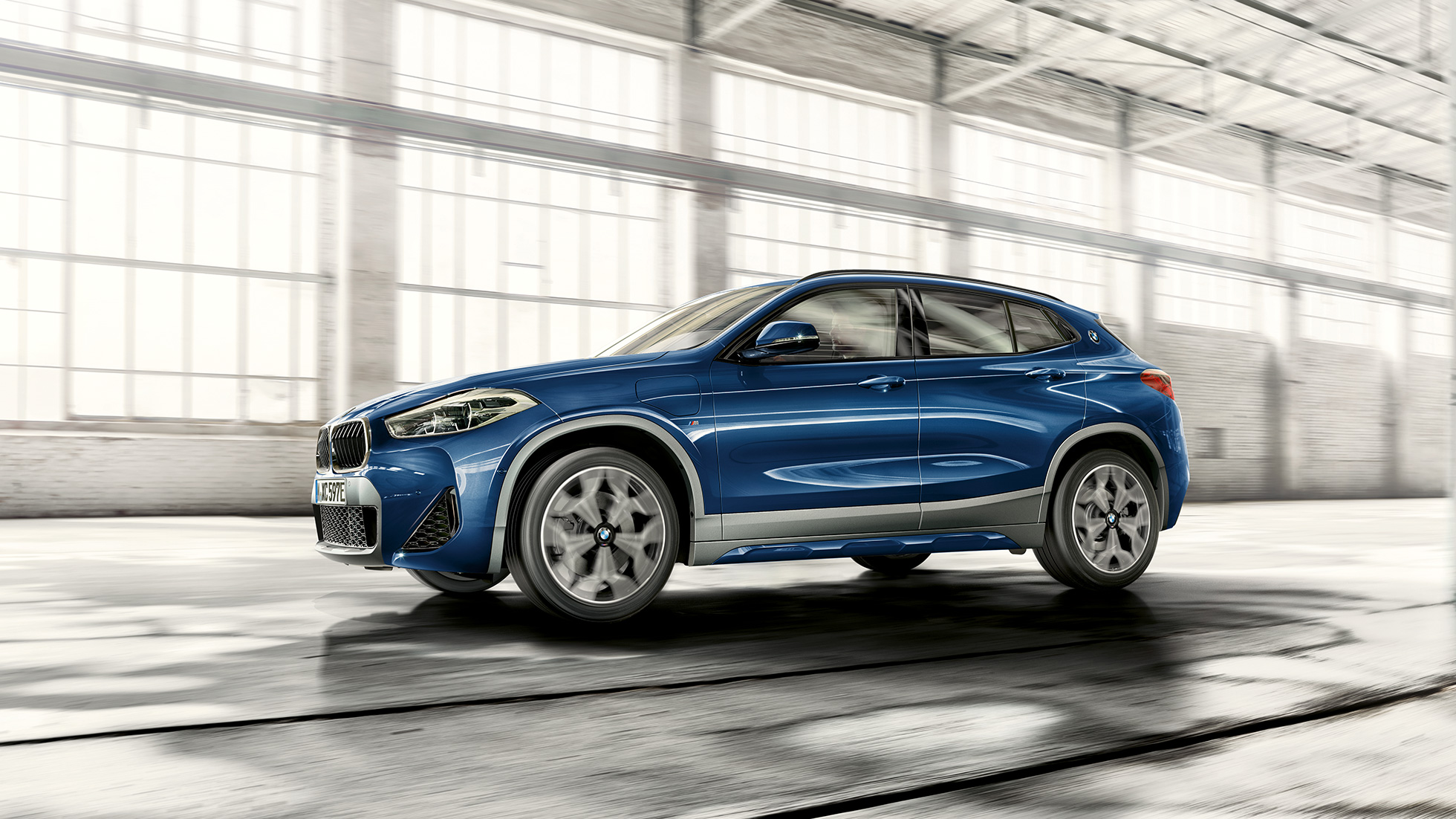 Vista laterale a tre quarti della BMW X2 xDrive25e Plug-in-Hybrid F39 BMW X2 xDrive25e Plug-in-Hybrid 2020 F39 vista laterale a tre quarti