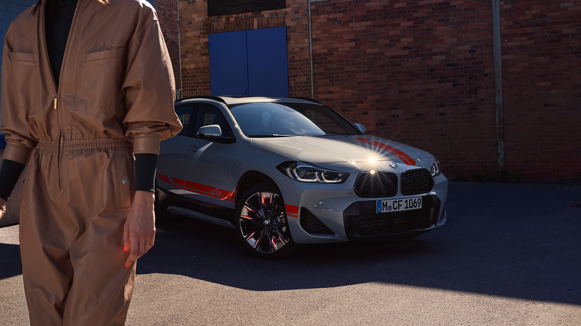 Calandra a doppio rene della BMW X2 F39 BMW X2 2020 F39 Brooklyn Grey Vista anteriore a tre quarti della calandra a doppio rene