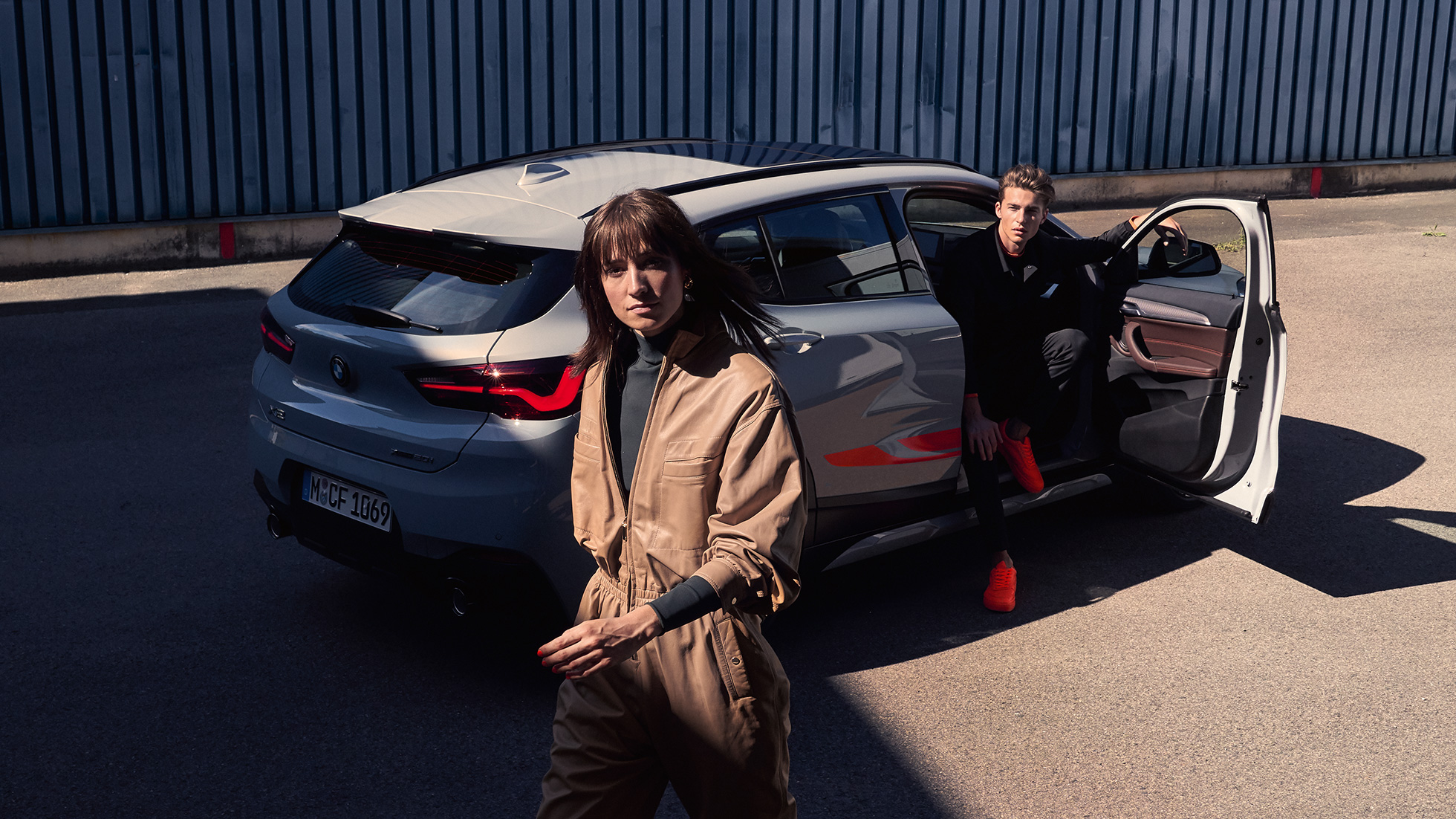 Vista posteriore a tre quarti della BMW X2 F39 BMW X2 2020 F39 Brooklyn Grey vista posteriore a tre quarti