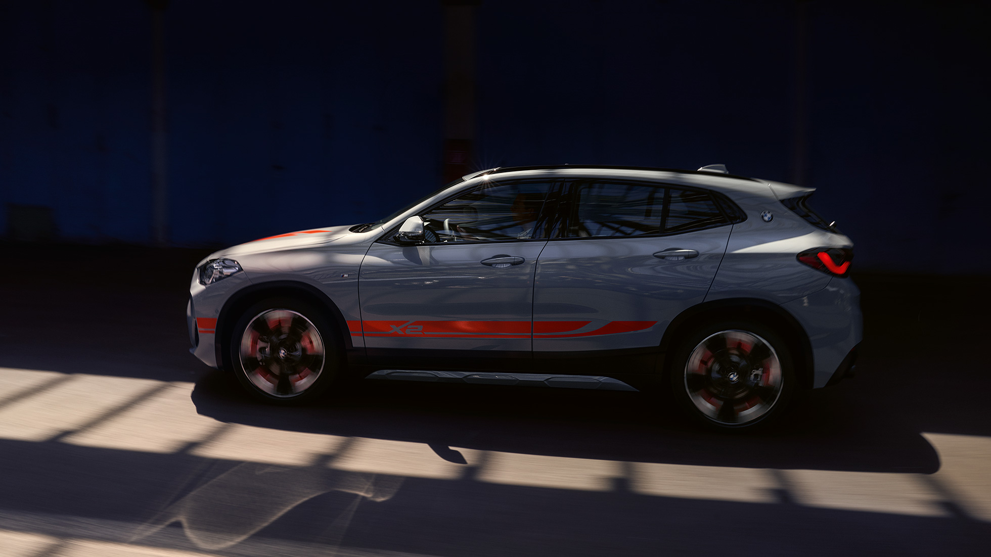 Vista laterale della BMW X2 F39 BMW X2 2020 F39 Brooklyn Grey vista laterale