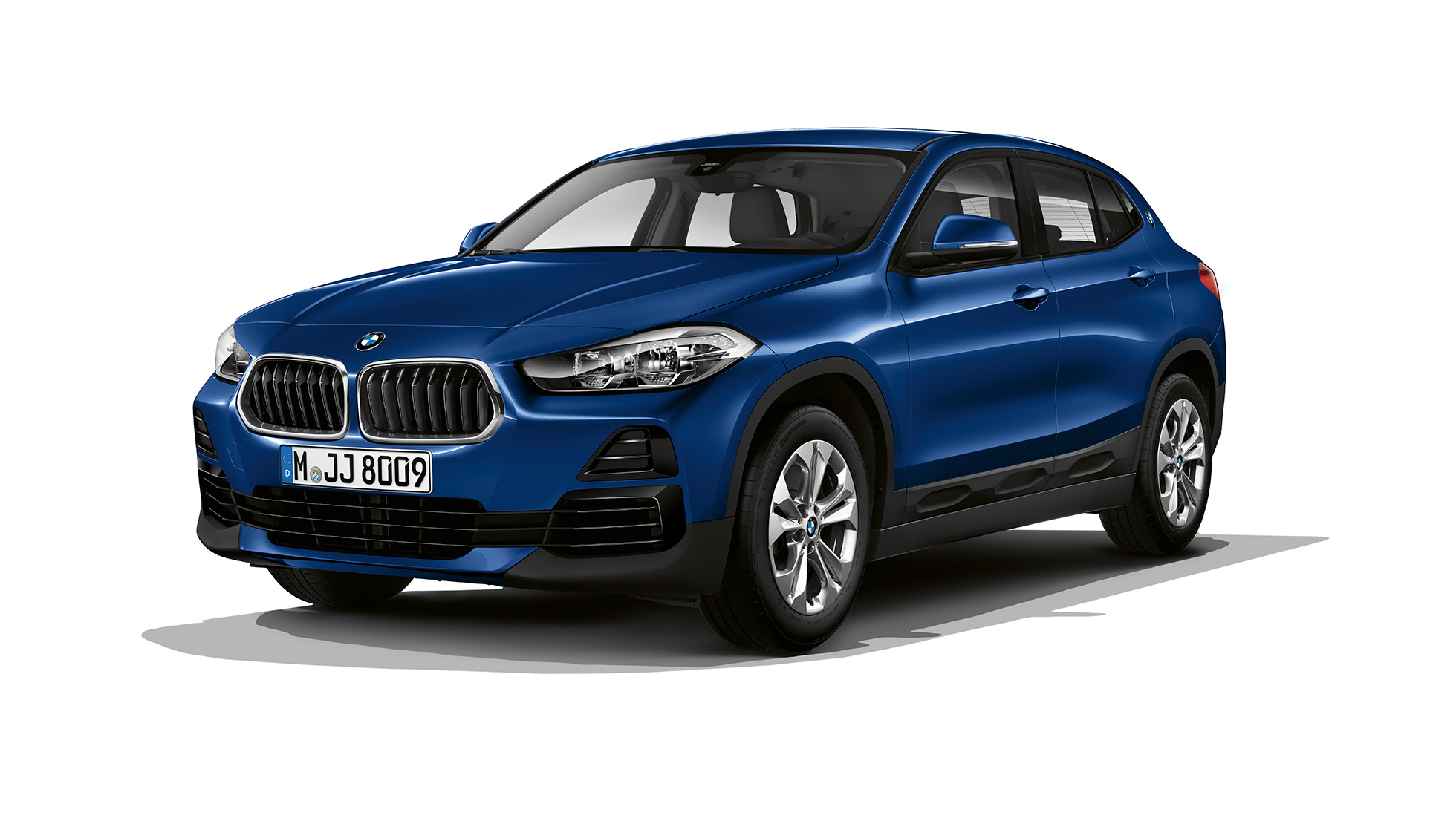 Vista anteriore a tre quarti della BMW X2 sDrive20i versione Advantage F39 BMW X2 sDrive20i versione Advantage 2018 F39 Mediterranean Blue metallizzato vista anteriore a tre quarti