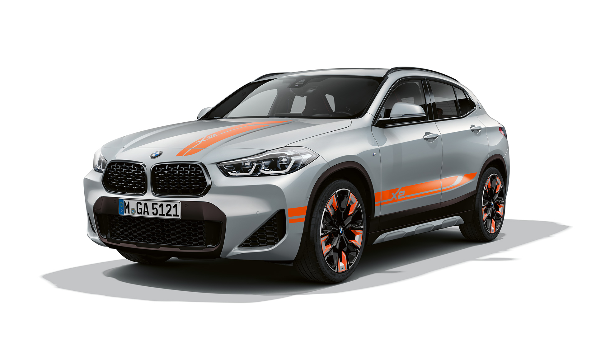Vista anteriore a tre quarti della BMW X2 Versione Edition M Mesh F39 BMW X2 Versione Edition M Mesh 2020 F39 Brooklyn Grey Vista anteriore a tre quarti
