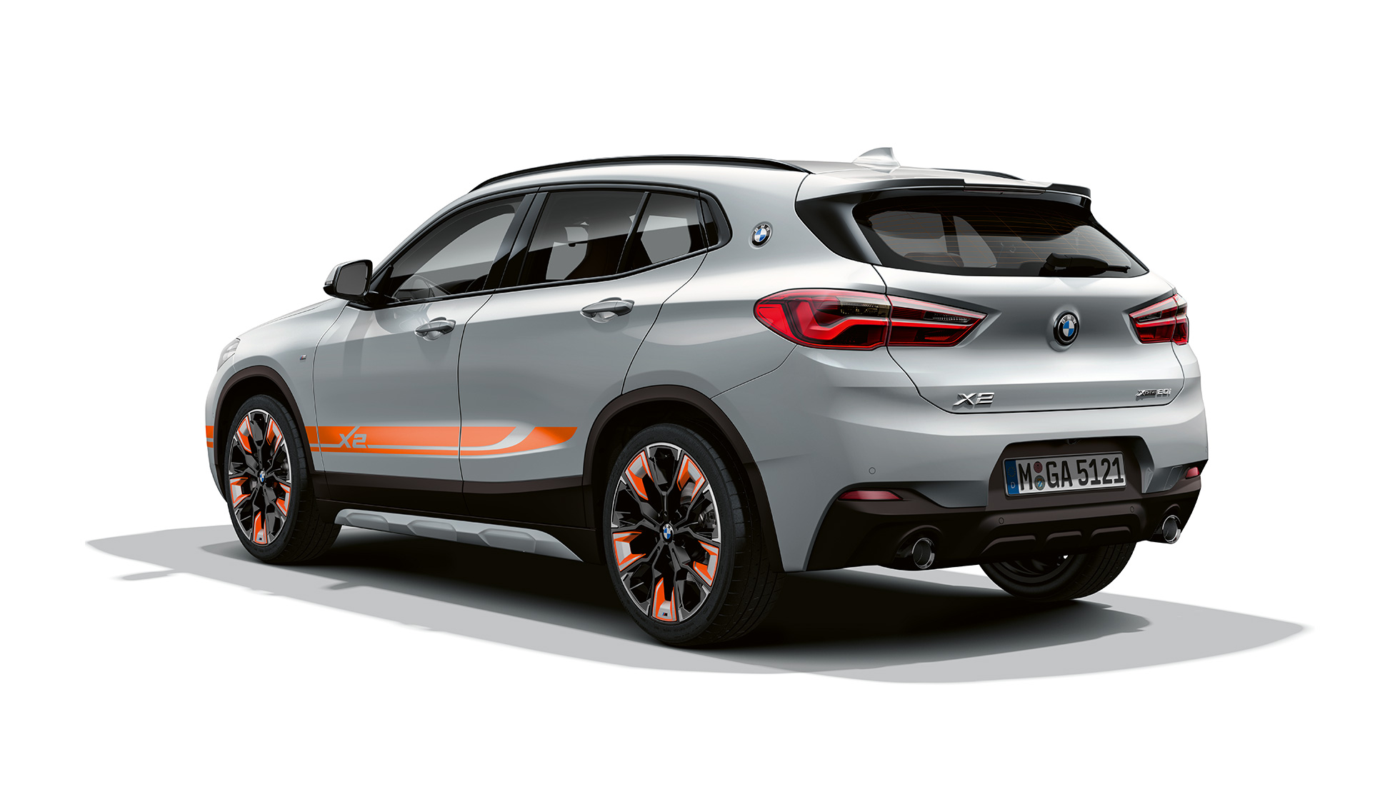 Vista posteriore a tre quarti della BMW X2 Versione Edition M Mesh F39 BMW X2 Versione Edition M Mesh 2020 F39 Brooklyn Grey Vista posteriore a tre quarti