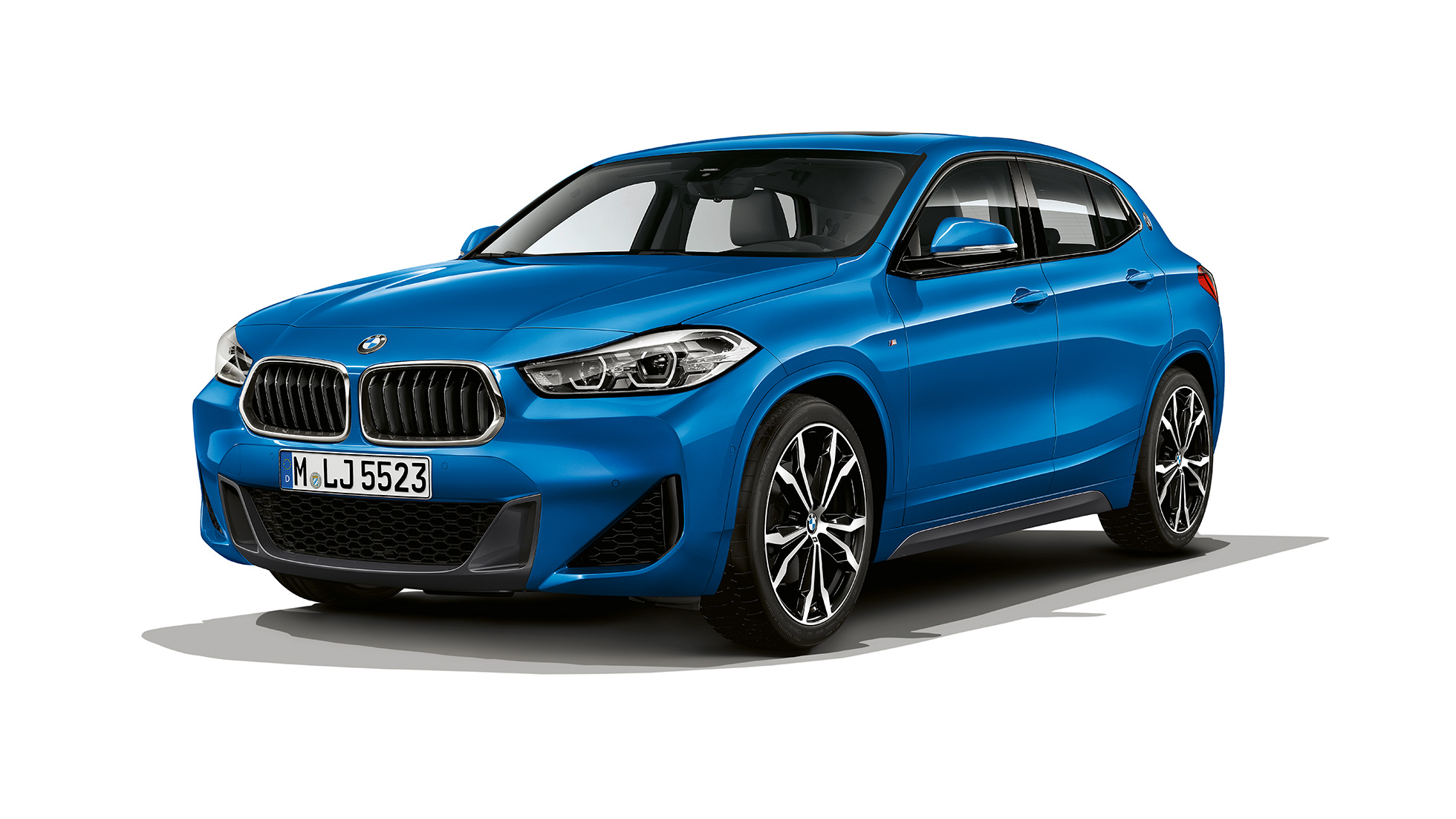Vista anteriore a tre quarti della BMW X2 sDrive20i versione M Sport F39 BMW X2 sDrive20i versione M Sport 2018 F39 Misano Blue metallizzato vista anteriore a tre quarti
