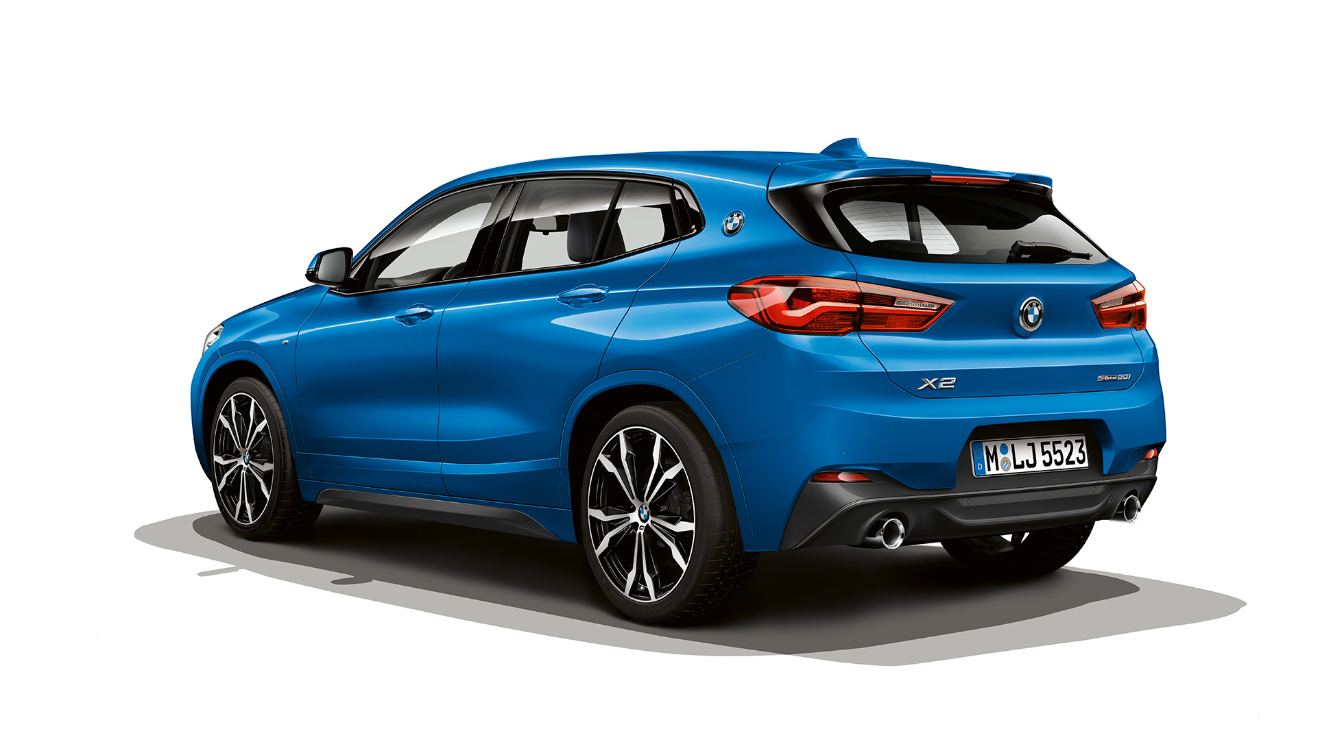 Vista laterale a tre quarti della BMW X2 sDrive20i versione M Sport F39 BMW X2 sDrive20i versione M Sport 2018 F39 Misano Blue metallizzato vista laterale a tre quarti