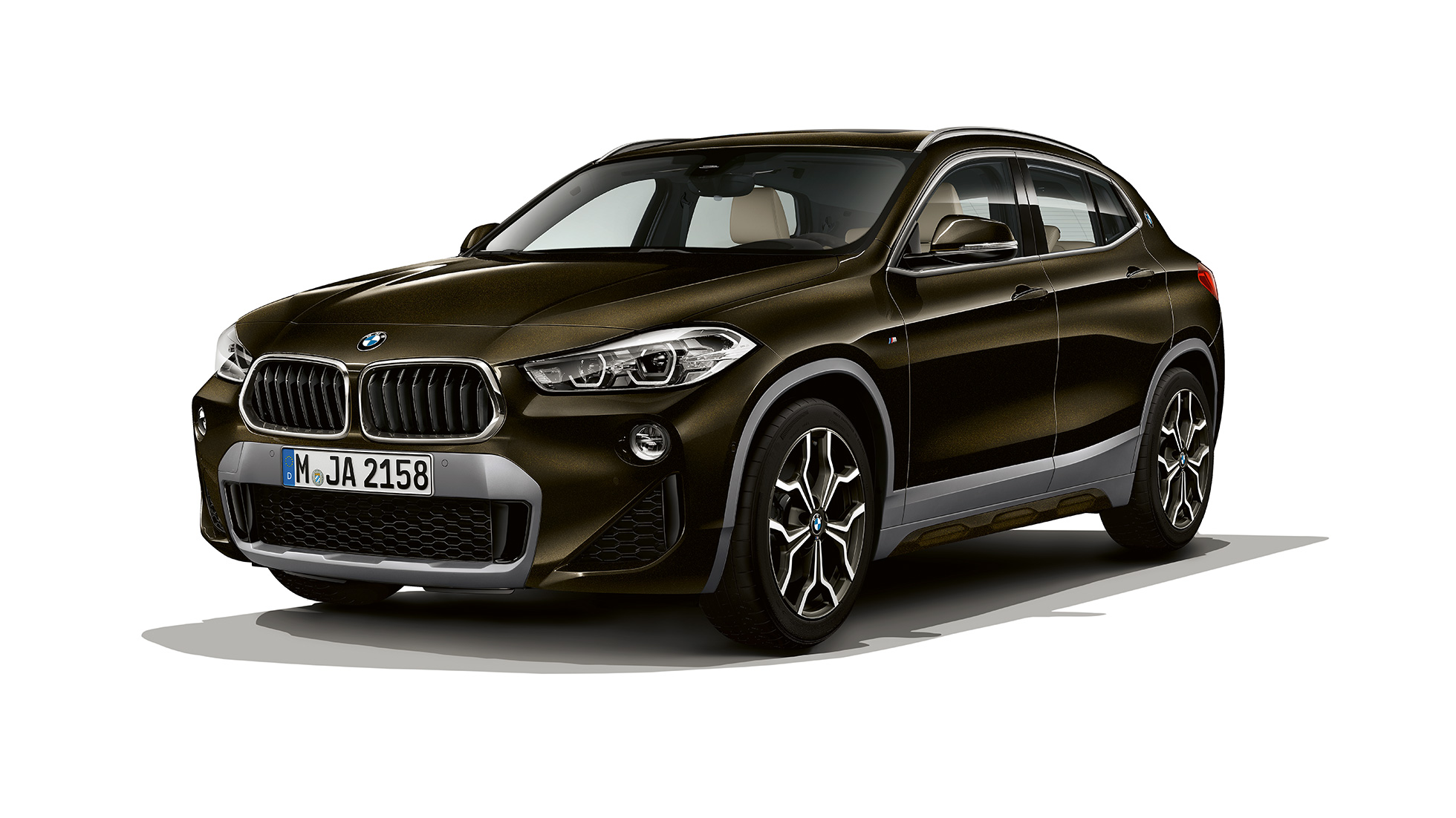 Vista anteriore a tre quarti della BMW X2 sDrive20i versione M Sport X F39 BMW X2 sDrive20i versione M Sport X 2018 F39 Sparkling Storm brilliant effect vista anteriore a tre quarti