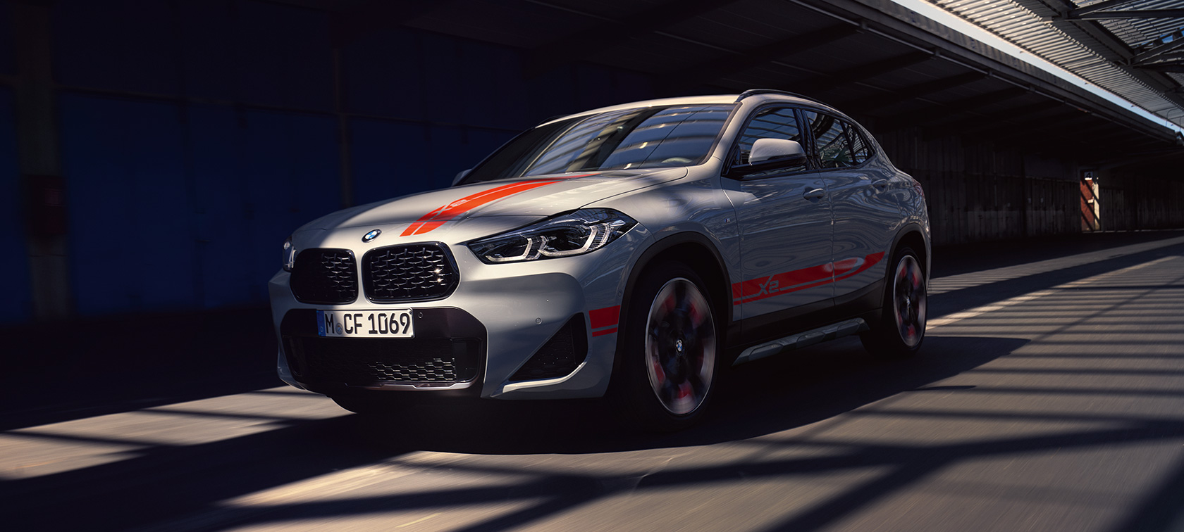Vista anteriore a tre quarti della BMW X2 F39 Vista anteriore a tre quarti BMW X2 2020 F39 Brooklyn Grey in movimento