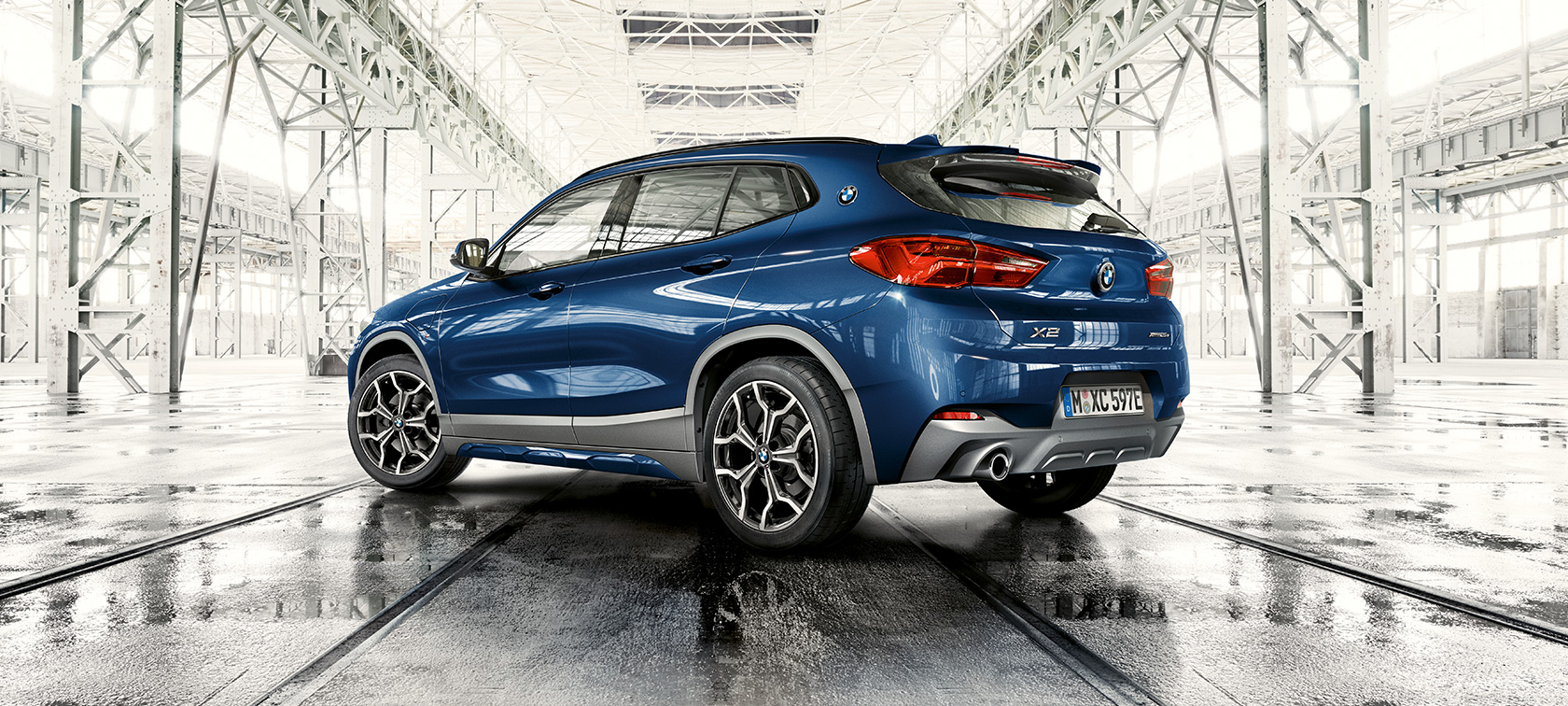 Vista posteriore a tre quarti della BMW X2 xDrive25e F39 BMW X2 xDrive25e ibrida Plug-in F39 2020 vista posteriore a tre quarti
