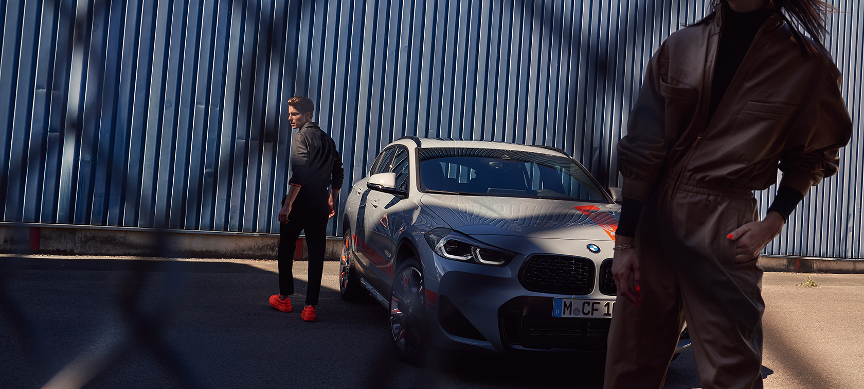 Vista anteriore a tre quarti della BMW X2 F39 BMW X2 2020 F39 Brooklyn Grey vista anteriore a tre quarti