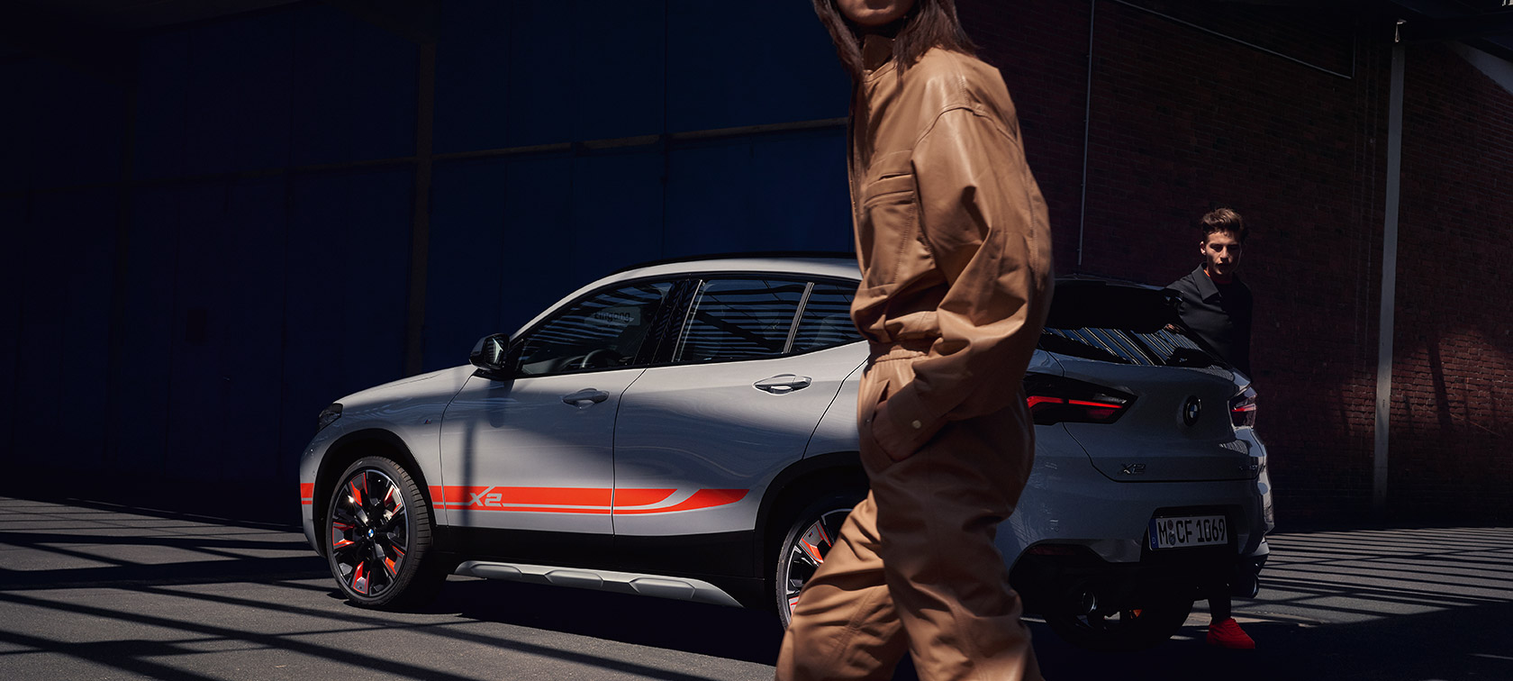 Vue de profil de la BMW X2 F39 BMW X2 F39 Vue de profil de la BMW X2 2018 F39 Galvanic Gold metallic