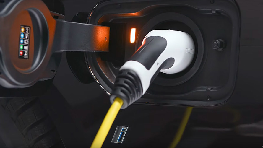 BMW hybride rechargeable avec câble de recharge BMW hybride rechargeable avec câble de recharge branché vue en gros plan