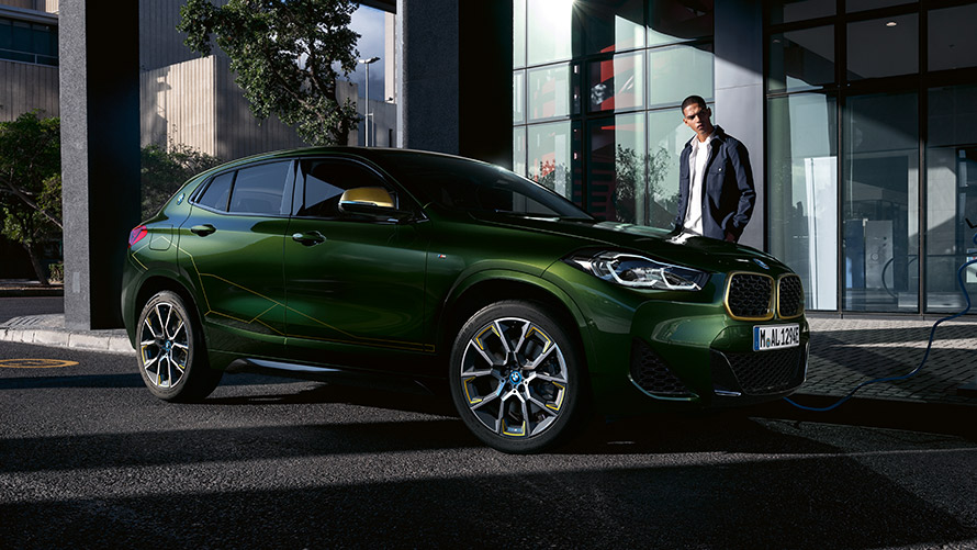 BMW X2 F39 Sanremo Green metallic vue de trois quarts de profil avec modèle BMW X2 F39 Sanremo Green metallic vue de trois quarts de profil avec modèle