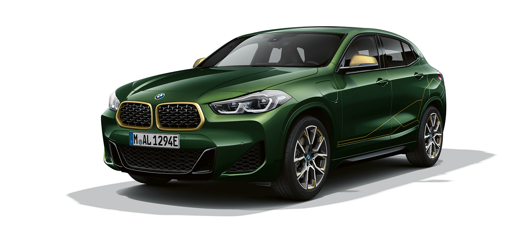 Vue de trois quarts avant de la BMW X2 F39 Vue de trois quarts avant de la BMW X2 F39 Sanremo Green metallic