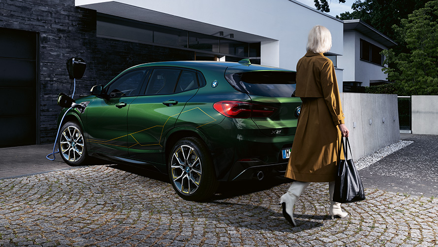 BMW X2 F39 Sanremo Green metallic, vue de trois quarts arrière avec modèle BMW X2 F39 Sanremo Green metallic, vue de trois quarts arrière avec modèle