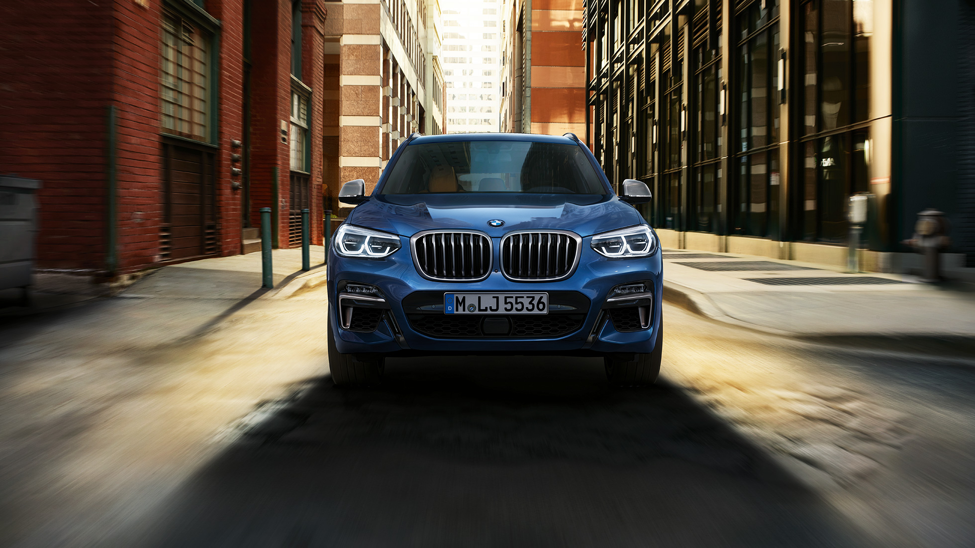 BMW X3 M40i, Frontaufnahme vor Stadtkulisse g01 BMW X3 M40i, Frontaufnahme vor Stadtkulisse g01