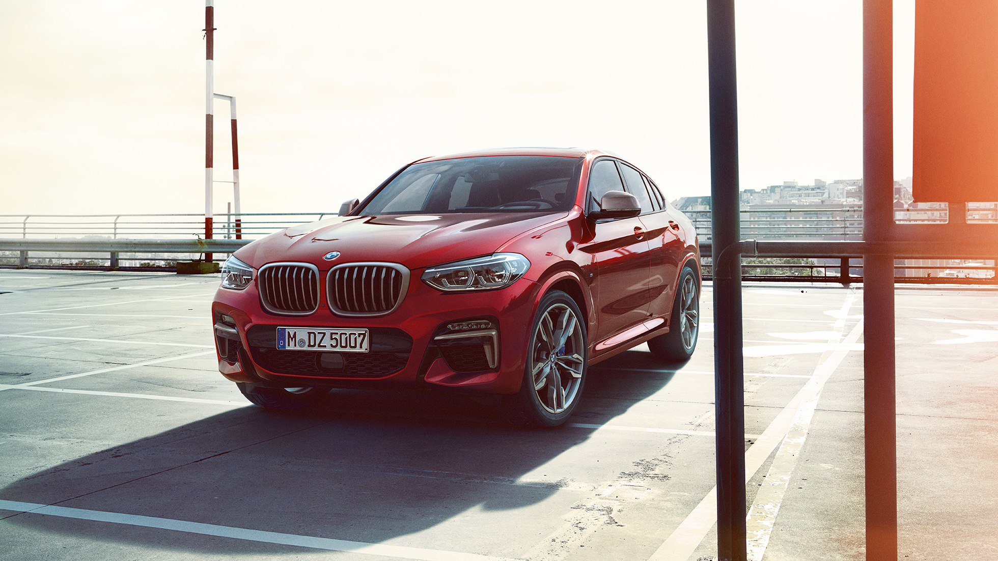 BMW X4 Exterieur G02 BMW X4 M40i G02 2018 Flamencorot Brillanteffekt Rot Dreiviertel-Frontansicht