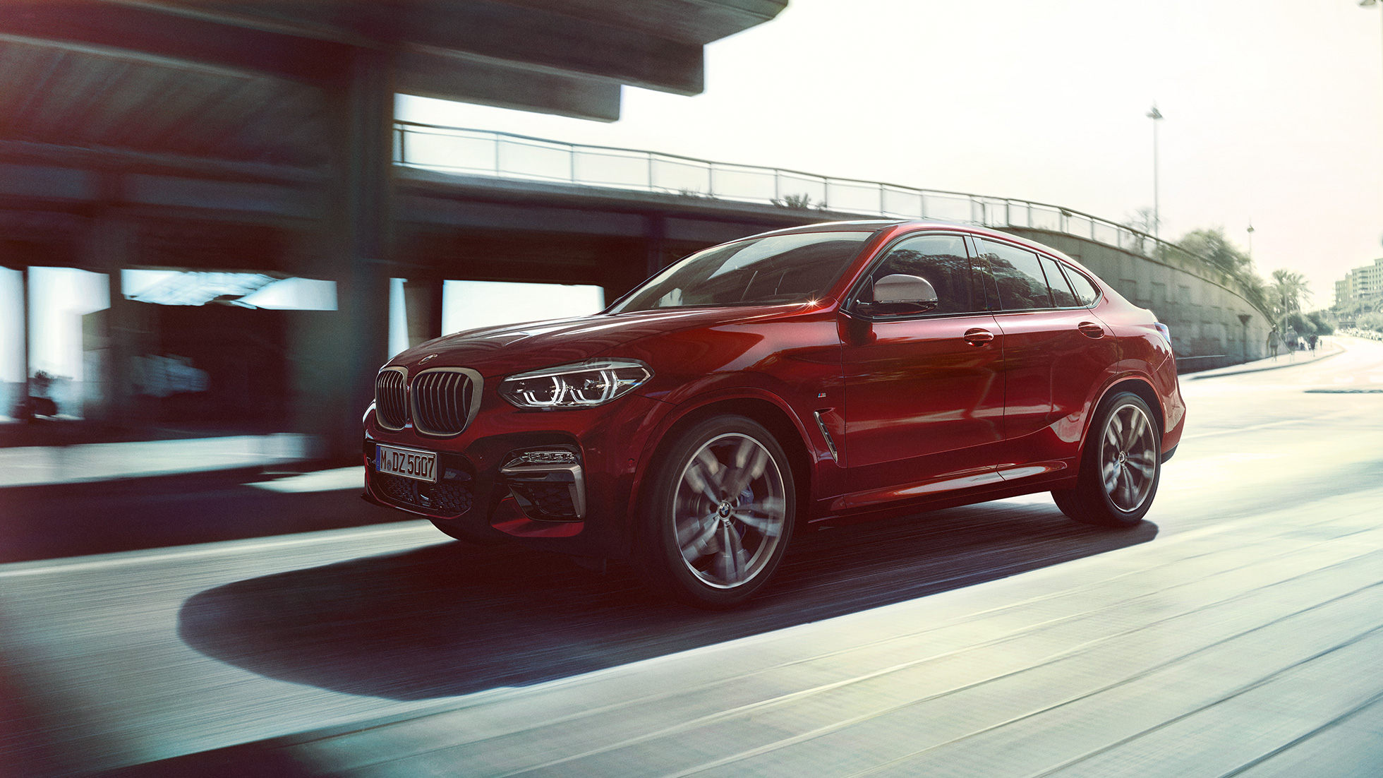Dynamische Front BMW X4 G02 BMW X4 M40i G02 2018 Flamencorot Brillanteffekt Rot Dreiviertel-Frontansicht