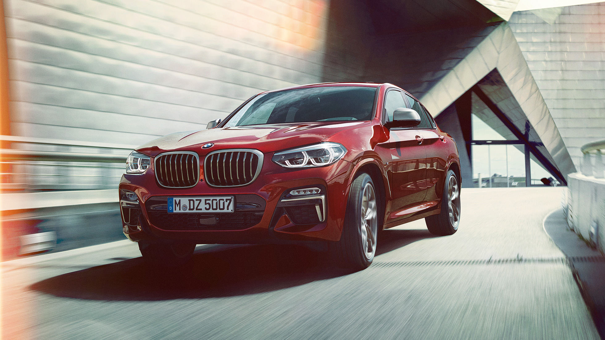 Dreiviertel-Frontansicht BMW X4 G02 BMW X4 M40i G02 2018 Flamencorot Brillanteffekt Rot Dreiviertel-Frontansicht