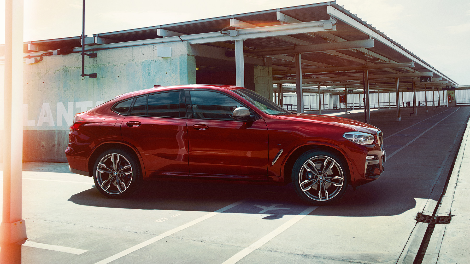 Sportliche Silhouette BMW X4 G02 Sportliche Silhouette BMW X4 M40i G02 2018 Flamencorot Brillanteffekt Rot Seitenansicht