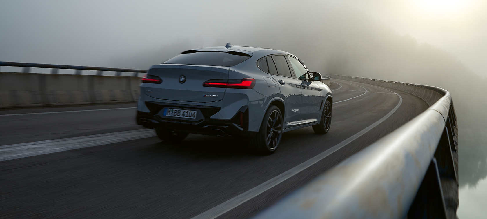 BMW X4 G02 Original BMW Zubehör 2021 BMW X4 G02 Original BMW Zubehör Brooklyn Grau Dreiviertel Heckansicht fahrend 2021