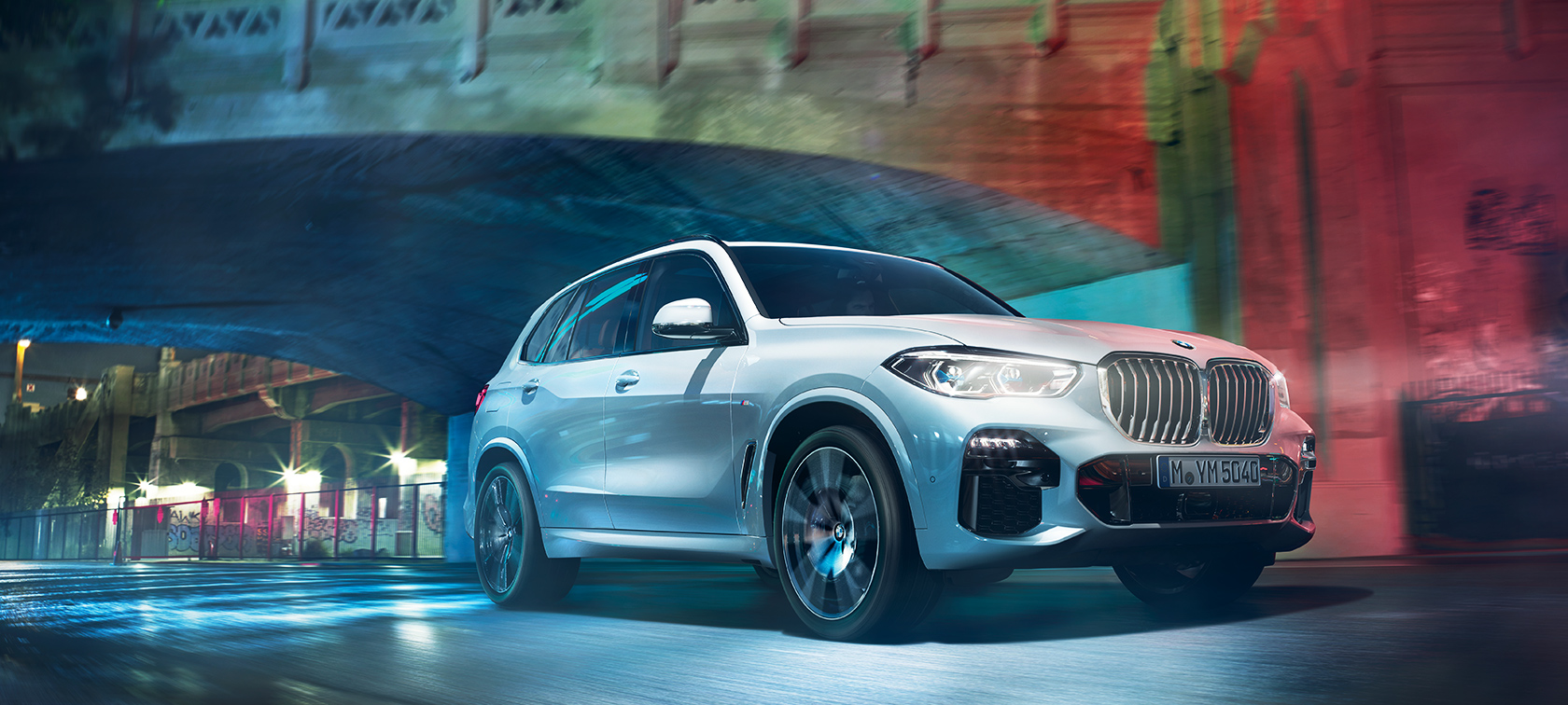 La BMW X5 en action La BMW X5 traverse la métropole nocturne.