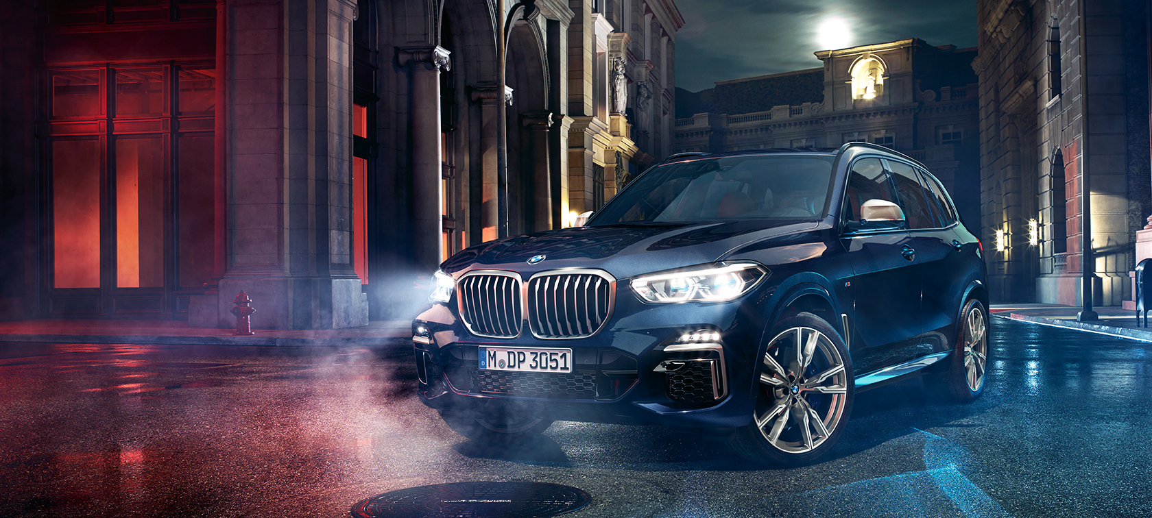 La BMW X5 M50d dans la rue La BMW X5 M50d dans la rue, dans le décor d'une nuit métropolitaine
