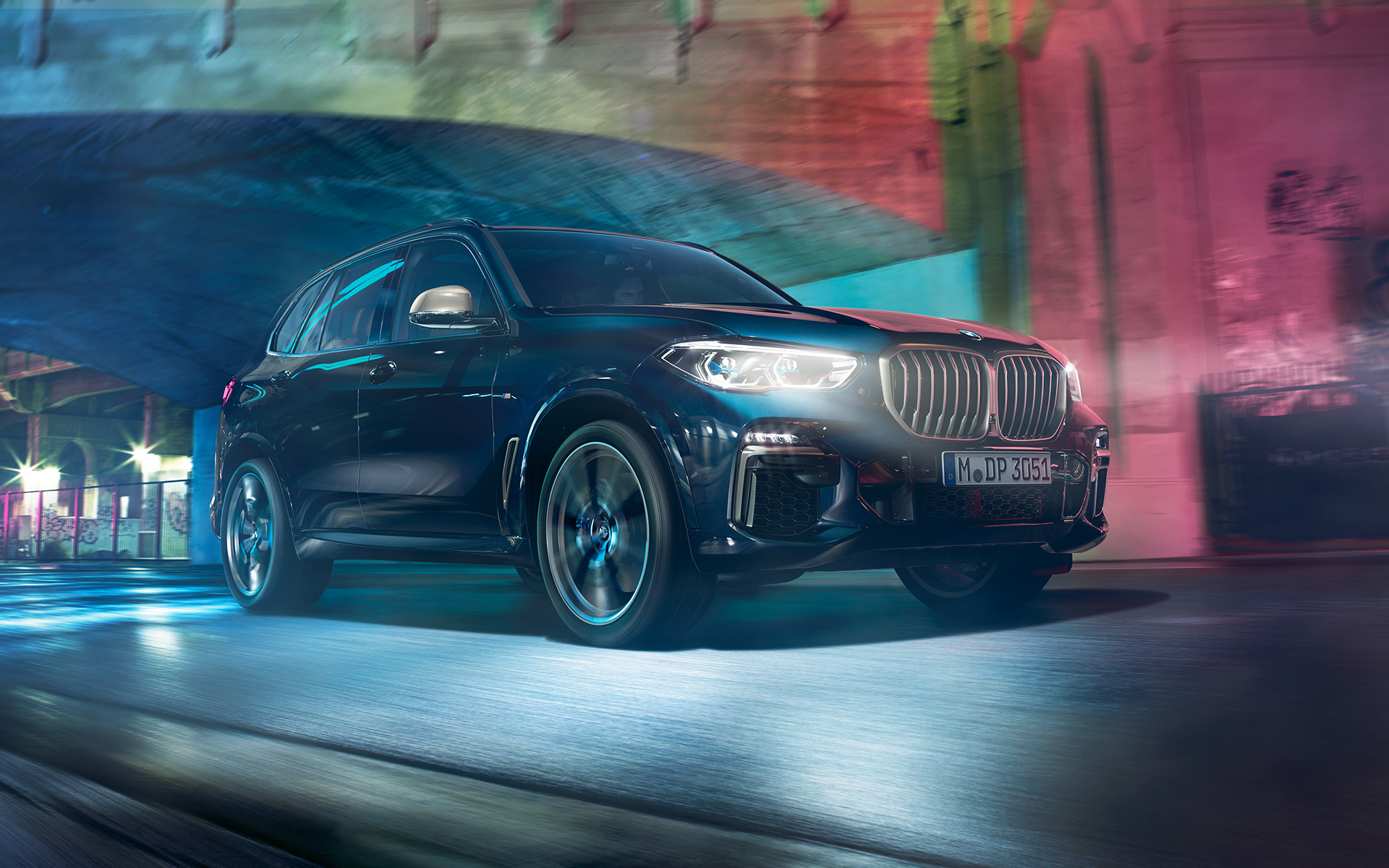 La BMW X5 M50d en action La BMW X5 M50d photographiée dans le décor d'une nuit métropolitaine