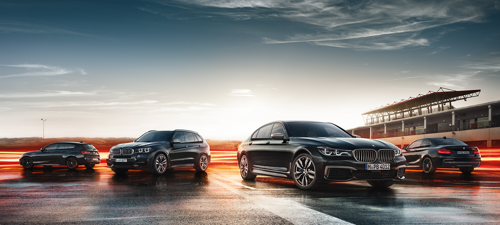 Tre automobili M Performance Tre automobili BMW M Performance in sosta su asfalto bagnato