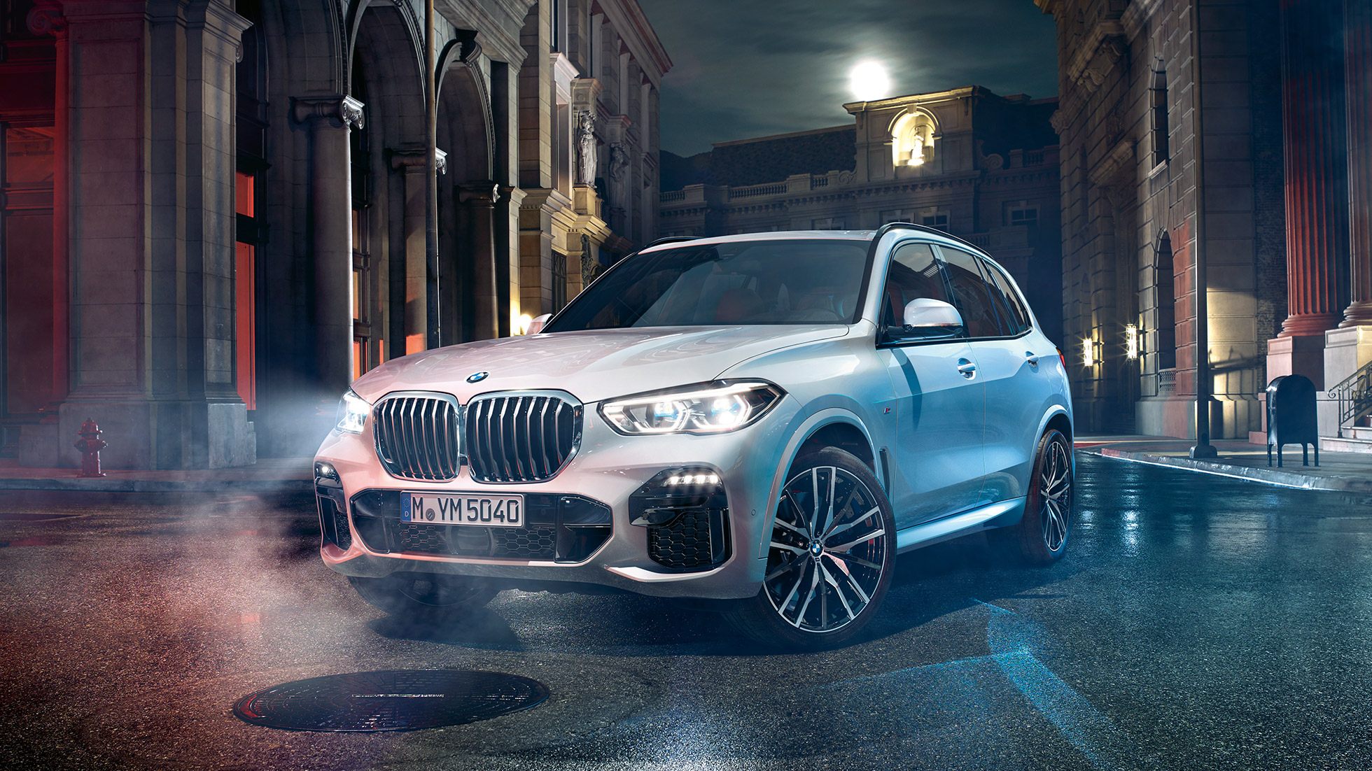 BMW X5 Dreiviertel-Frontansicht G05 BMW X5 G05 2018 Mineralweiss metallic Dreiviertel-Frontansicht stehend bei Nacht