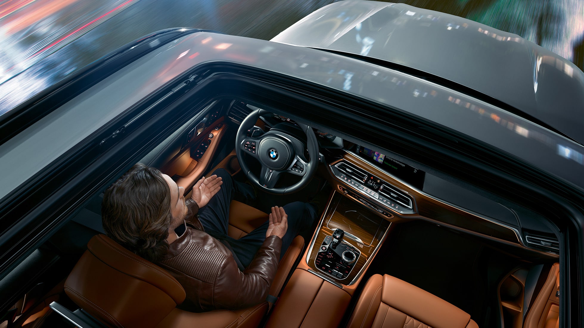 Blick durch das Panorama-Glasdach BMW X5 G05 BMW X5 G05 2018 Mineralweiss metallic Vogelperspektive Blick durch das Panorama-Glasdach