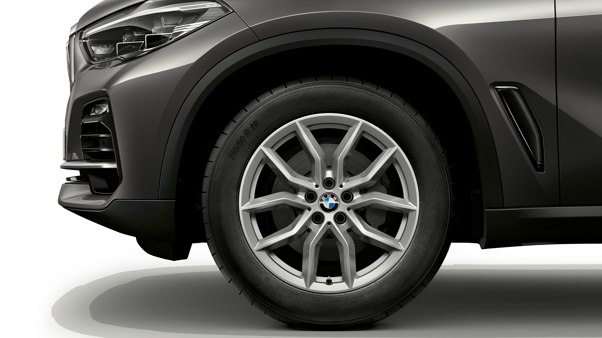 Basismodell BMW X5 xDrive30d seitliche Front mit Felge G05 Basismodell BMW X5 xDrive30d G05 2018 Sophistograu Brillanteffekt metallic seitliche Front mit Felge