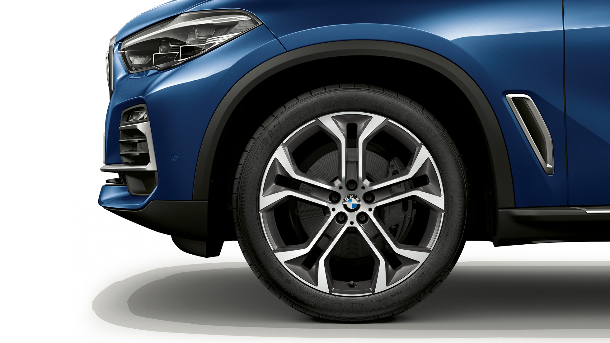 Modell xLine BMW X5 xDrive40i seitliche Front mit Felge G05 Modell xLine BMW X5 xDrive40i G05 2018 Phytonicblau metallic seitliche Front mit Felge