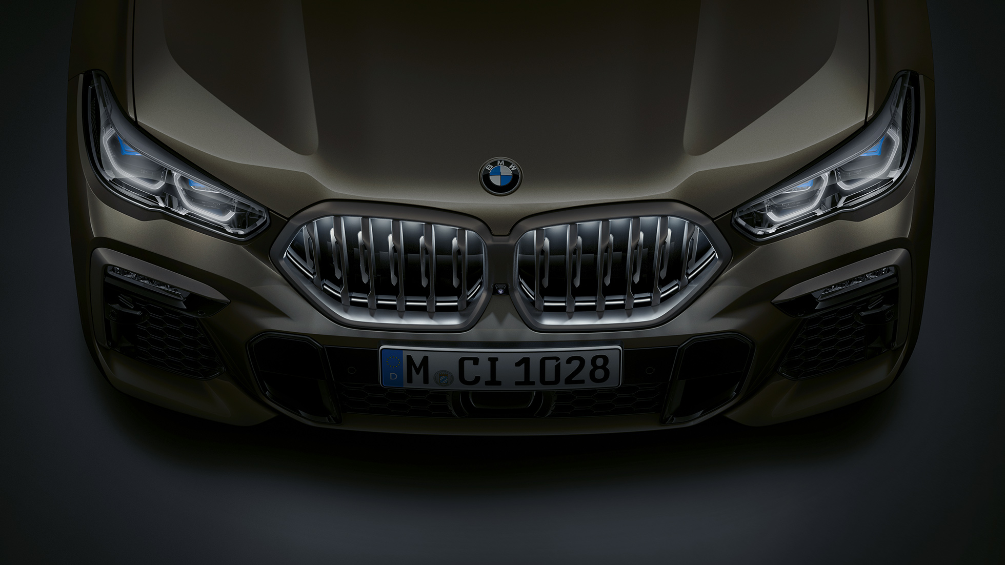 Frontale della BMW X6. G06 Primo piano del frontale della BMW X6 con calandra a doppio rene “Iconic Glow” con prospettiva a volo di uccello. G06