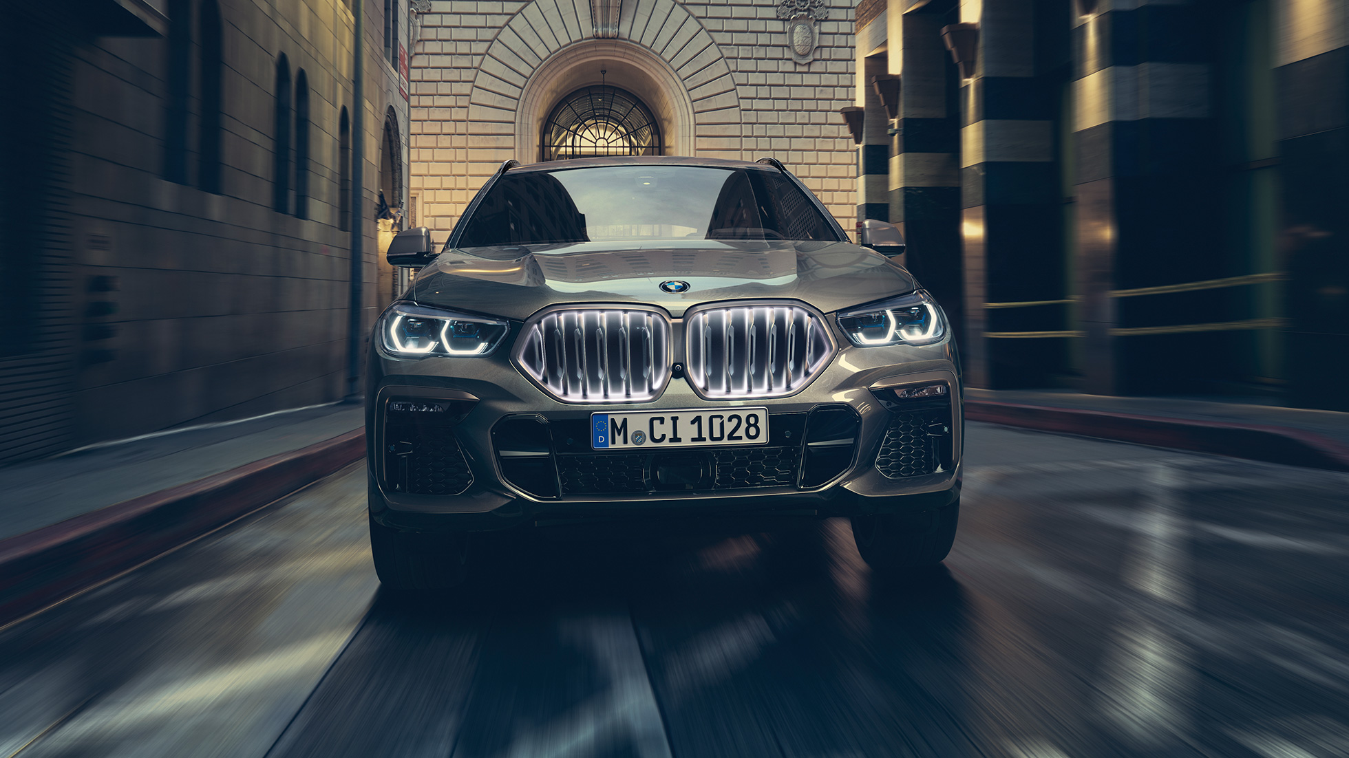 BMW X6 con calandra a doppio rene “Iconic Glow”. G06 Vista frontale della BMW X6 in ambiente urbano. G06