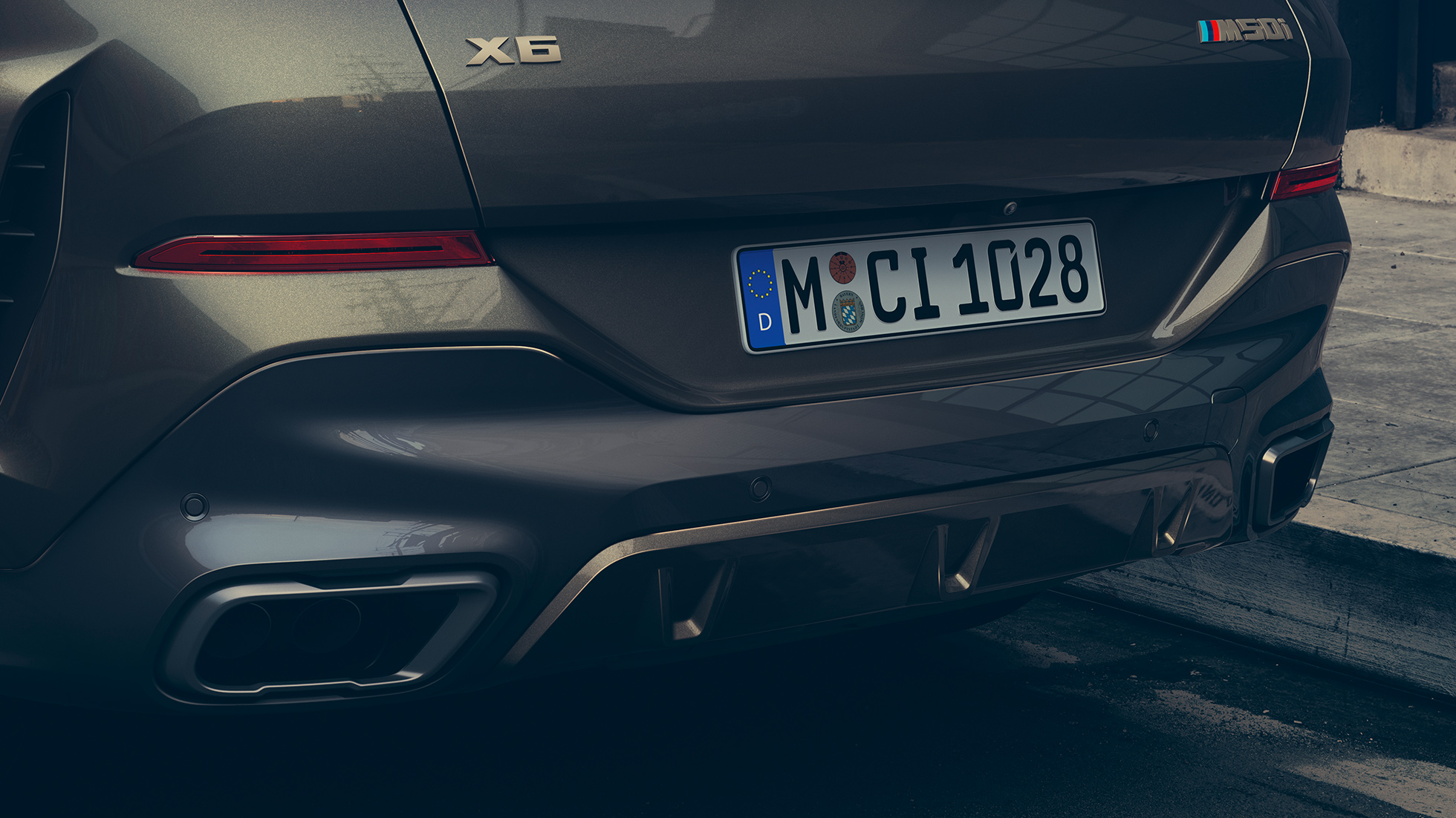 Impianto di scarico sportivo M della BMW X6. G06 Primo piano dell’impianto di scarico sportivo M della BMW X6. G06
