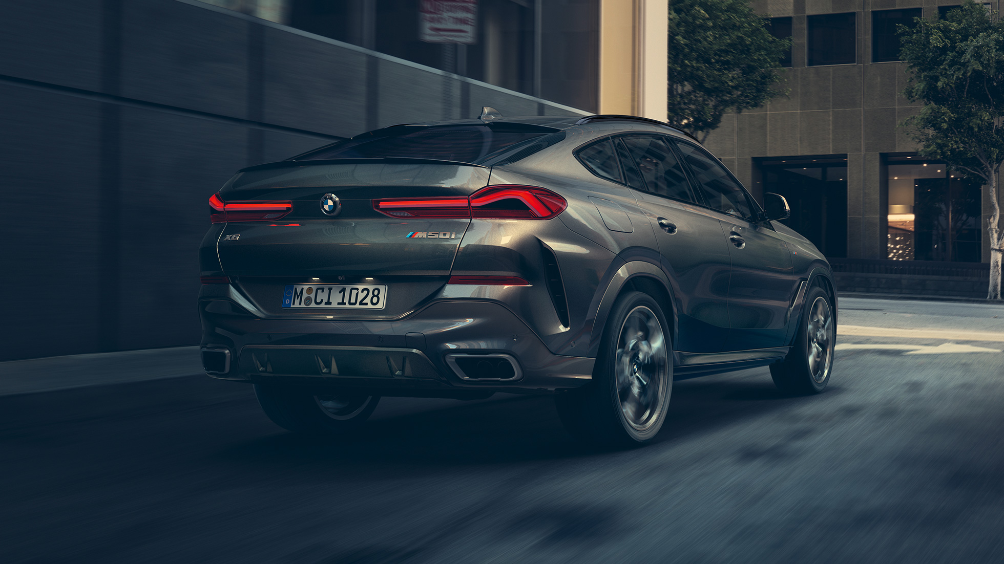 Assetto adattivo M Professional. G06 Vista posteriore a tre quarti della BMW X6. G06