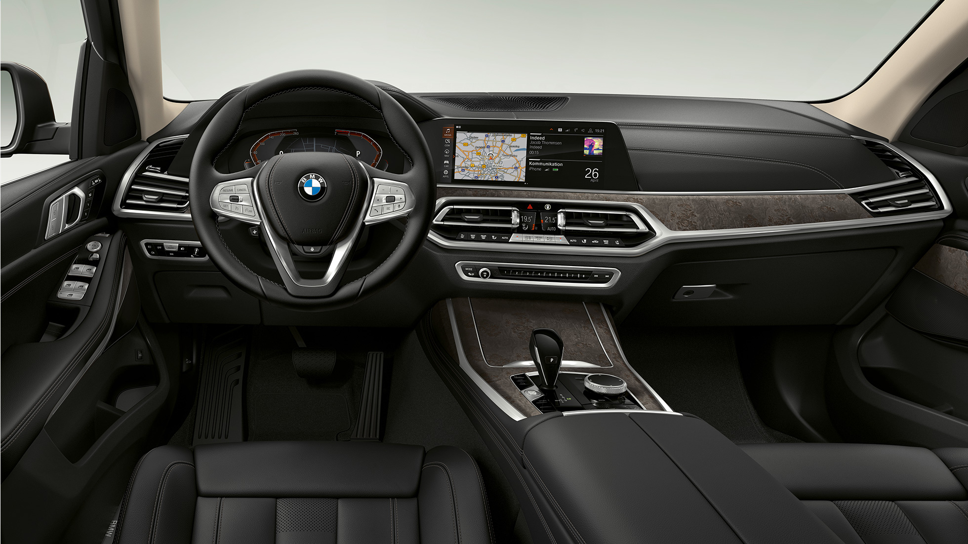 Nuova BMW X7, in equipaggiamento di serie G07 Primo piano frontale del cockpit della Nuova BMW X7 in equipaggiamento di serie G07