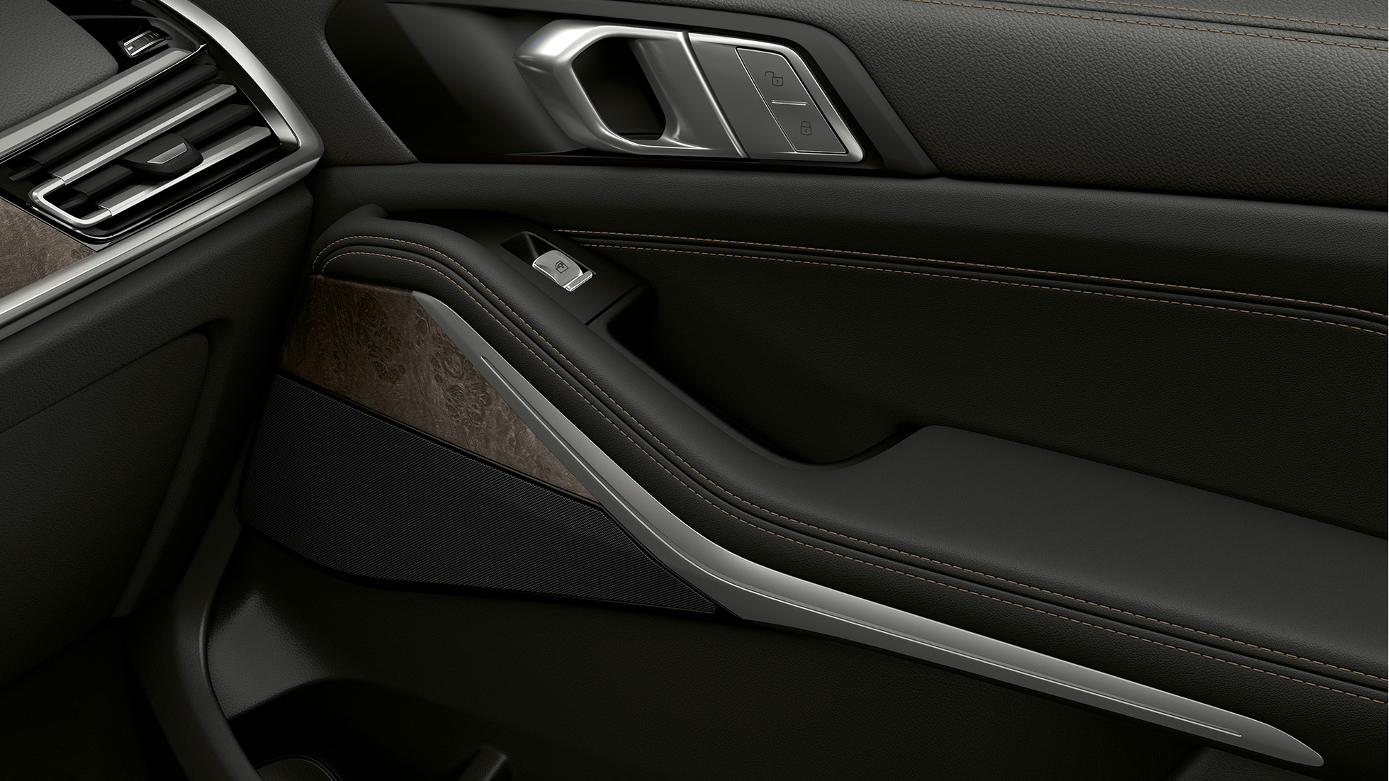 Nuova BMW X7, porta interna di serie G07 Primo piano della porta interna della Nuova BMW X7 in equipaggiamento di serie G07
