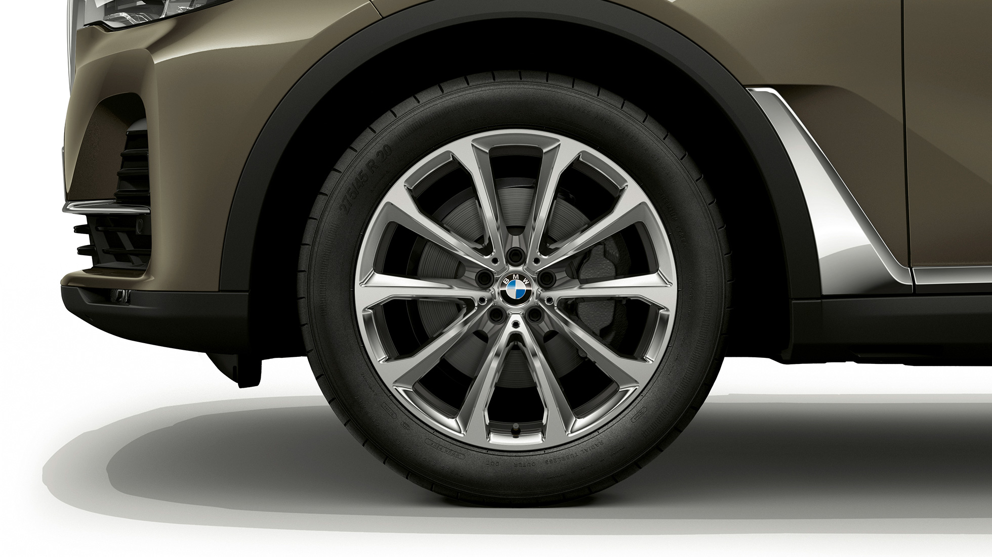 Nuova BMW X7, ruota in lega leggera equipaggiamento di serie G07 Primo piano della ruota in lega leggera della Nuova BMW X7 con caratteristiche di equipaggiamento standard G07