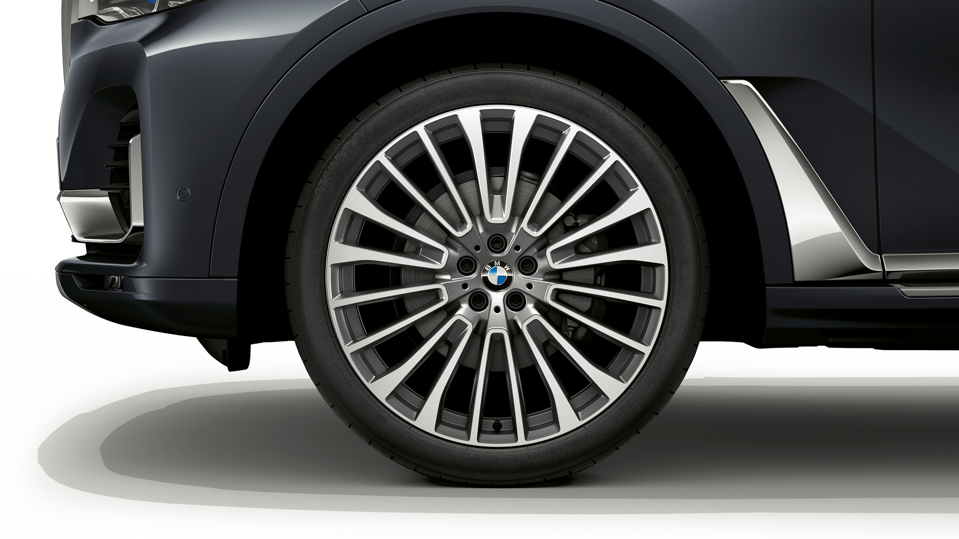 BMW X7, Design Pure Excellence Leichtmetallrad Nahaufnahme des Leichtmetallrads des BMW X7 mit der Ausstattung des Design Pure Excellence