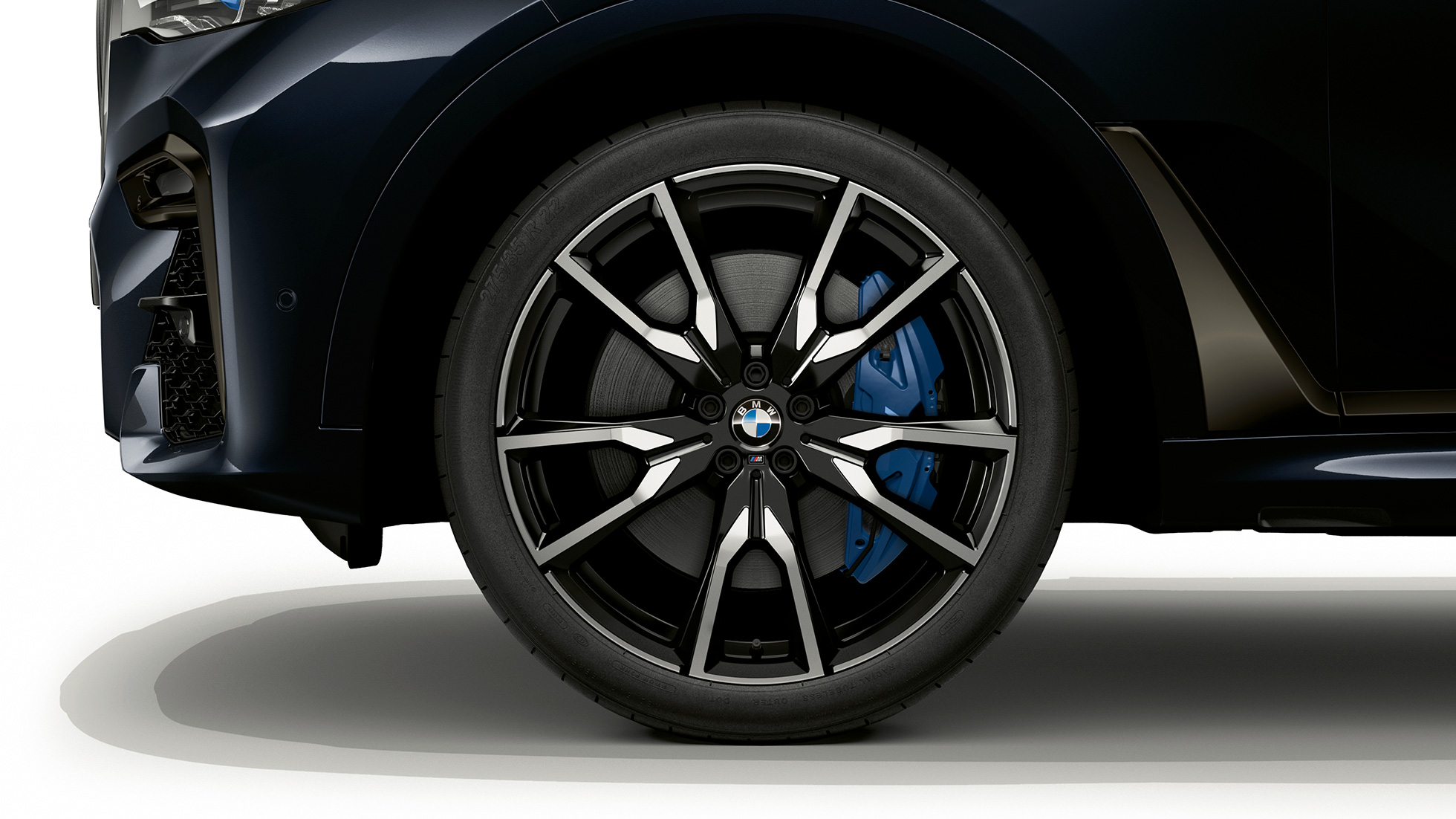 Nuova BMW X7 Individual 40i xDrive cerchi in lega leggera G07 Primo piano della ruota in lega leggera della Nuova BMW X7 40i xDrive con caratteristiche BMW Individual G07