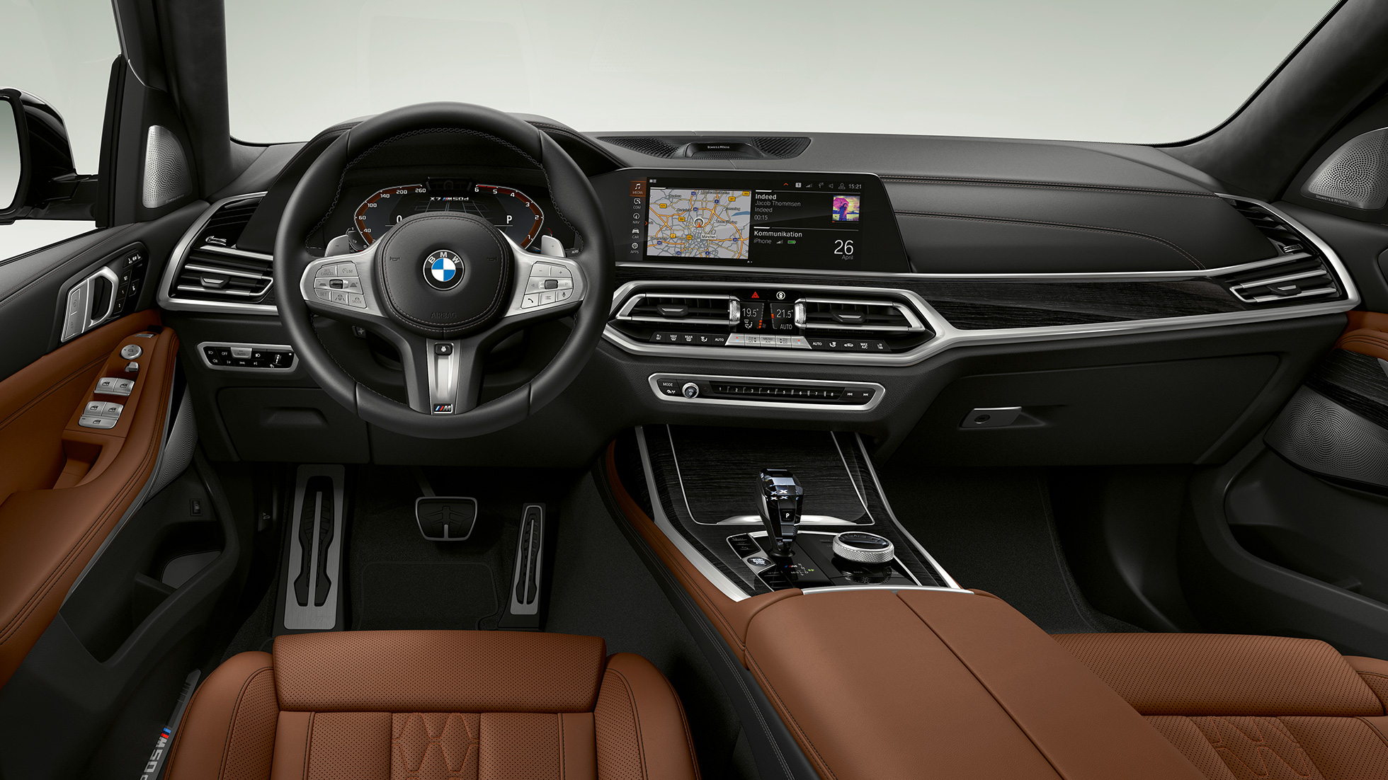 Nuova BMW X7, cockpit BMW X7 M50d G07 Primo piano frontale del cockpit della Nuova BMW X7 con le caratteristiche della Nuova BMW X7 M50d G07