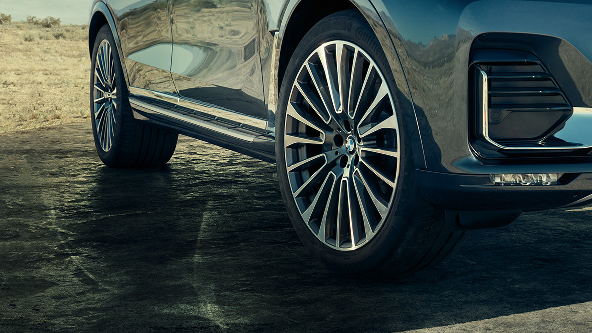 22'' Leichtmetallräder G07 22'' Leichtmetallräder: dreiviertel Frontansicht des BMW X7 mit Fokus auf die Räder G07