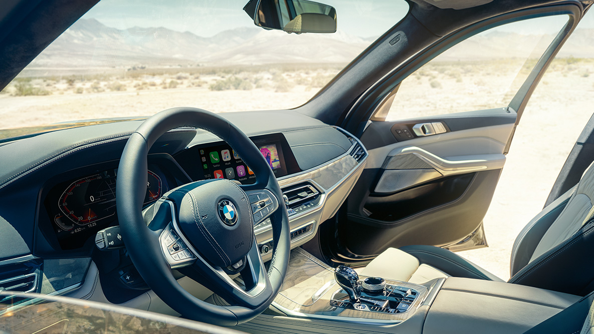 BMW X7 Interieur G07 BMW X7 Interieur: Sicht von aussen in die erste Sitzreihe mit Blick auf Lenkrad, Instrumentenkombination und Ledersitze G07