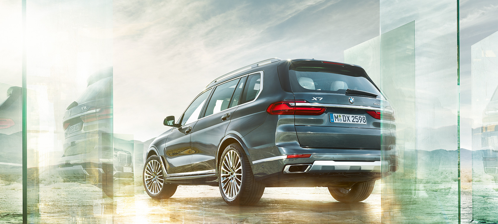 BMW X7, Dreiviertel-Heckansicht G07 BMW X7 in Arktikgrau aus der Dreiviertel-Heckansicht vor Wüstenhintergrund, G07 2019