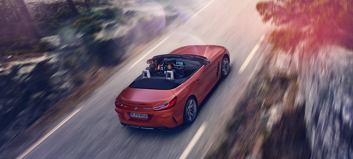 Orange BMW Z4 First Edition in Fahrt Orange BMW Z4 First Edition in Fahrt aus der Vogelperspektive