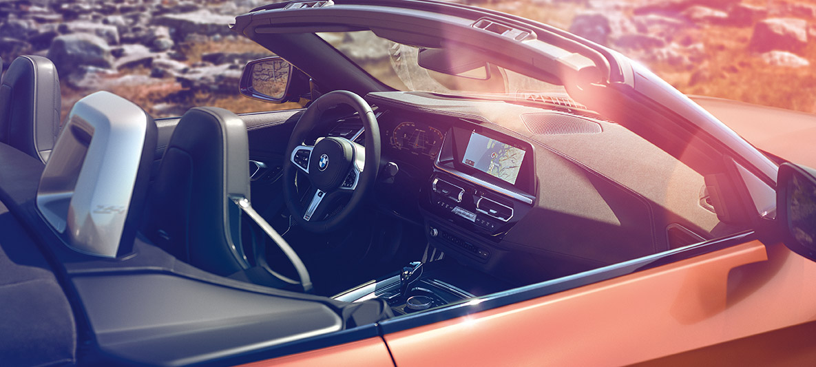 BMW Z4 First Edition mit geöffnetem Verdeck BMW Z4 First Edition mit geöffnetem Verdeck und Blick auf Cockpit