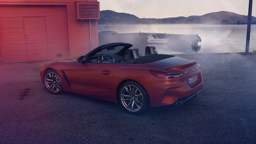 BMW Z4 First Edition en mouvement BMW Z4 First Edition vue de l'arrière roulant sur une route de montagne