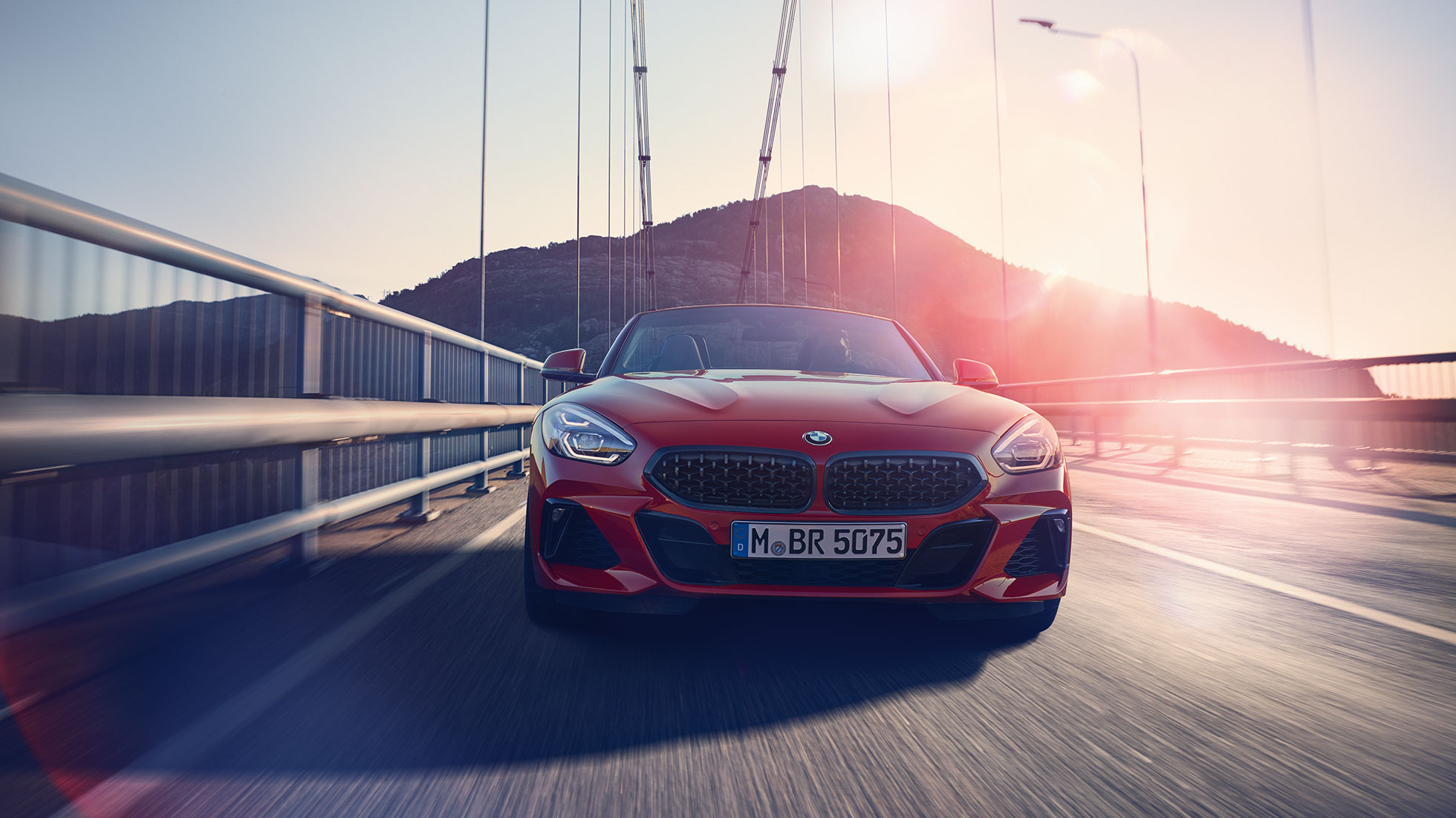 BMW Z4 Roadster su un ponte G29 Inquadratura anteriore della BMW Z4 Roadster su un ponte G29