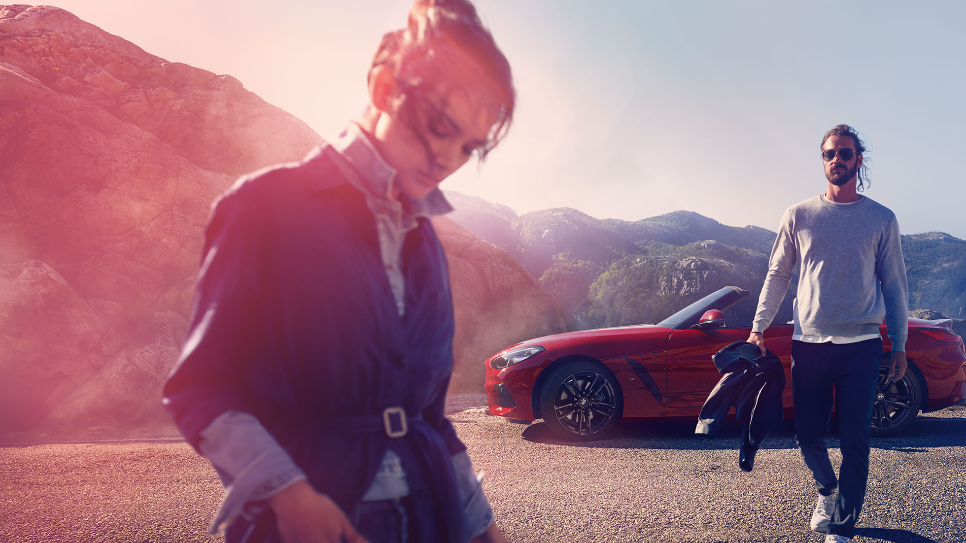 BMW Z4 Roadster vor Berglandschaft G29 Mann und Frau vor BMW Z4 Roadster vor Berglandschaft G29